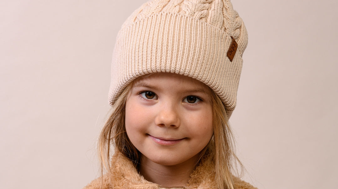 Barn i stickad mössa och teddyfleece