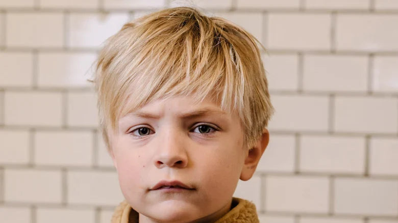 Barn i gul teddyfleecejacka från ebbe